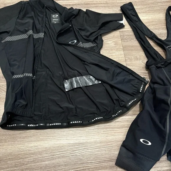 SOLD***Oakley cycling set top and bottom - Picture 6 of 15